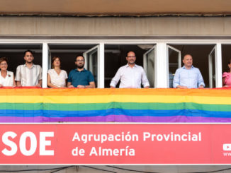 Colocación de la bandera arco iris con motivo del Día del Orgullo LGTBI