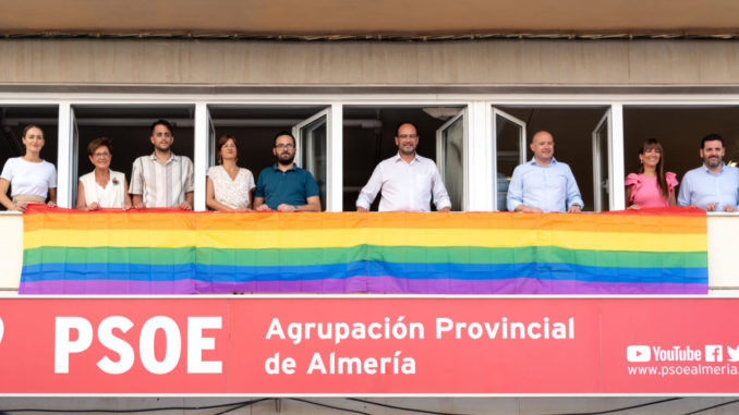 Colocación de la bandera arco iris con motivo del Día del Orgullo LGTBI