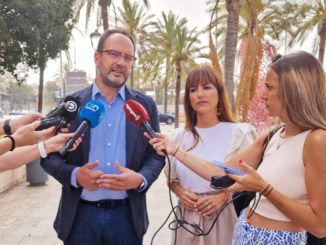 Antonio Hernando e Inés Plaza atienden a los medios de comunicación