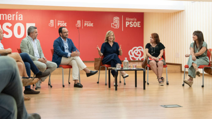 Pilar Alegría y miembros de la candidatura socialista con UGT