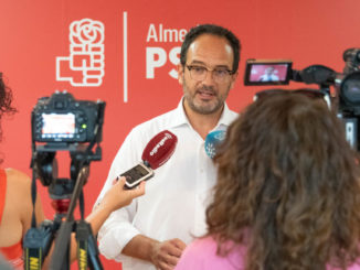 Antonio Hernando Vera atiende hoy a los medios de comunicación