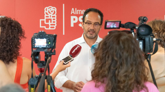 Antonio Hernando Vera atiende hoy a los medios de comunicación