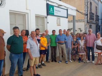 Lorenzo junto a alcaldes y representantes del PSOE de la comarca frente al Consultorio de Alsodux