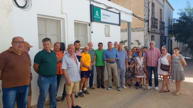 Lorenzo junto a alcaldes y representantes del PSOE de la comarca frente al Consultorio de Alsodux