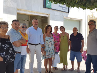 Juan Antonio Lorenzo junto a vecinos y miembros del PSOE de Balanegra