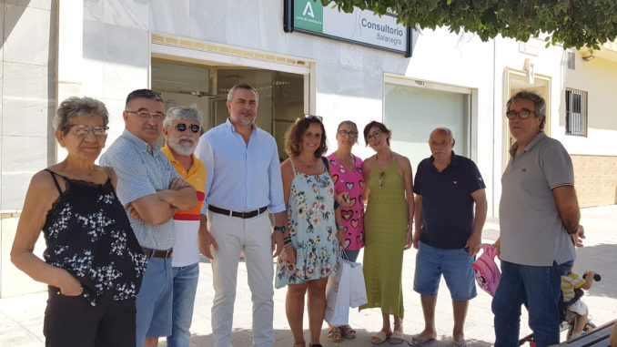 Juan Antonio Lorenzo junto a vecinos y miembros del PSOE de Balanegra