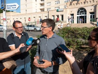 El parlamentario andaluz del PSOE de Almería, José Luis Sánchez Teruel, atiende a los medios de comunicación en el entorno de la Bola Azul