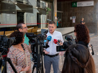 José Luis Sánchez Teruel atiende a los medios de comunicación en la puerta del CARE Nicolás Salmerón