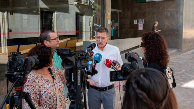 José Luis Sánchez Teruel atiende a los medios de comunicación en la puerta del CARE Nicolás Salmerón
