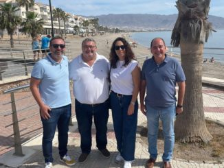 El portavoz del PSOE en el Ayuntamiento de Roquetas de Mar, Manolo García (centro), junto a otros miembros del PSOE de la localidad