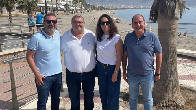 El portavoz del PSOE en el Ayuntamiento de Roquetas de Mar, Manolo García (centro), junto a otros miembros del PSOE de la localidad