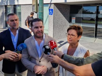 Juan Antonio Lorenzo, Noel López y Adriana Valverde junto al centro de salud Casa del Mar