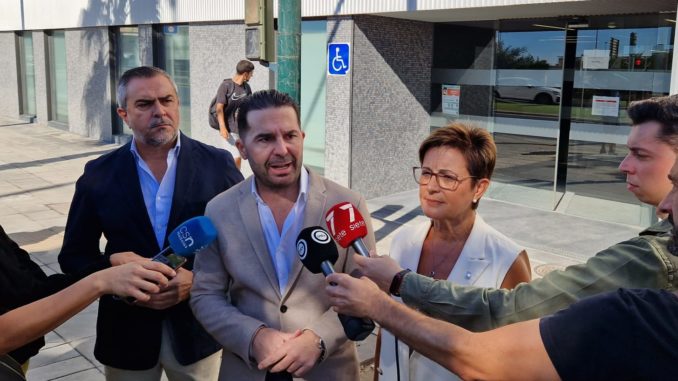 Juan Antonio Lorenzo, Noel López y Adriana Valverde junto al centro de salud Casa del Mar