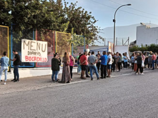 Protesta de familias a la entrada del colegio San Tesifón