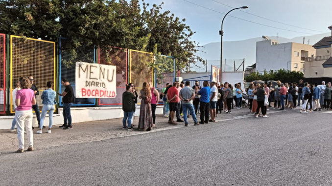 Protesta de familias a la entrada del colegio San Tesifón