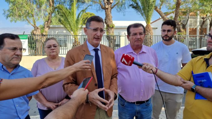 Sánchez Teruel, José Miguel Alarcón y concejales socialistas atienden a los medios en El Ejido