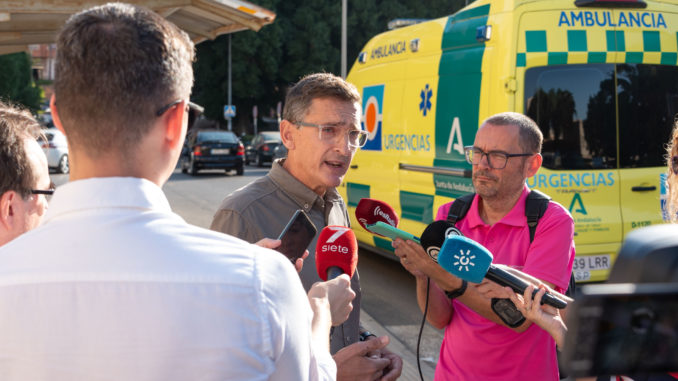 José Luis Sánchez Teruel atiende a los medios de comunicación en la puerta de la Bola Azul