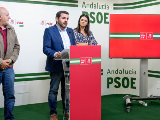 Antonio Gutiérrez, Juan Manuel Ruiz y Noemí Cruz en la sede del PSOE