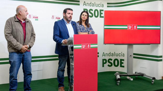 Antonio Gutiérrez, Juan Manuel Ruiz y Noemí Cruz en la sede del PSOE