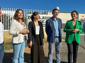 Sánchez Teruel, Adriana Valverde y concejales socialistas junto a la desaladora de la capital