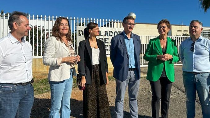 Sánchez Teruel, Adriana Valverde y concejales socialistas junto a la desaladora de la capital