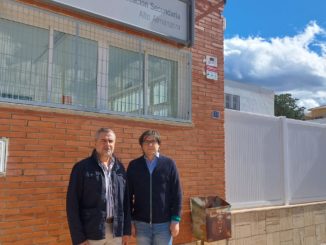 Juan Antonio Lorenzo y Javier Fernández junto al IES de Tíjola