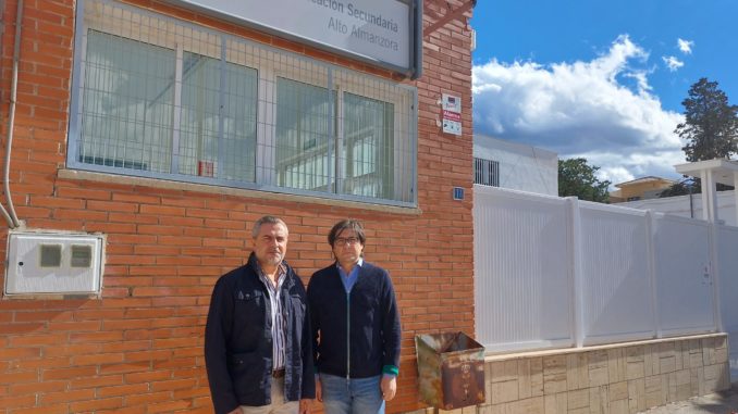 Juan Antonio Lorenzo y Javier Fernández junto al IES de Tíjola