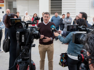 José Luis Sánchez Teruel atiende a los medios junto a familiares de jóvenes del Princesa Sofía