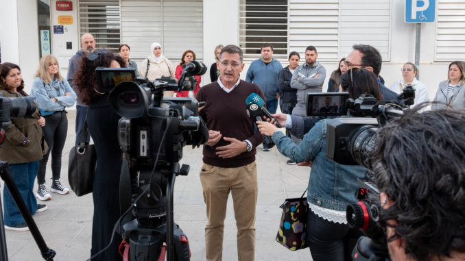 José Luis Sánchez Teruel atiende a los medios junto a familiares de jóvenes del Princesa Sofía
