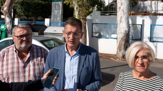 Manolo García, José Luis Sánchez Teruel y Concha Cifuentes junto a la residencia de tiempo libre de Aguadulce