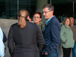 Sánchez Teruel y Adriana Valverde conversan con usuarios del centro de salud de Nueva Andalucía