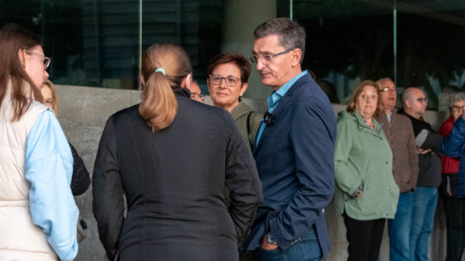 Sánchez Teruel y Adriana Valverde conversan con usuarios del centro de salud de Nueva Andalucía