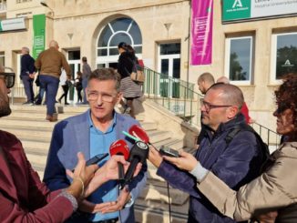 231128 Foto PSOE José Luis Sánchez Teruel atiende a los medios de comunicación en la puerta del hospital de la Bola Azul