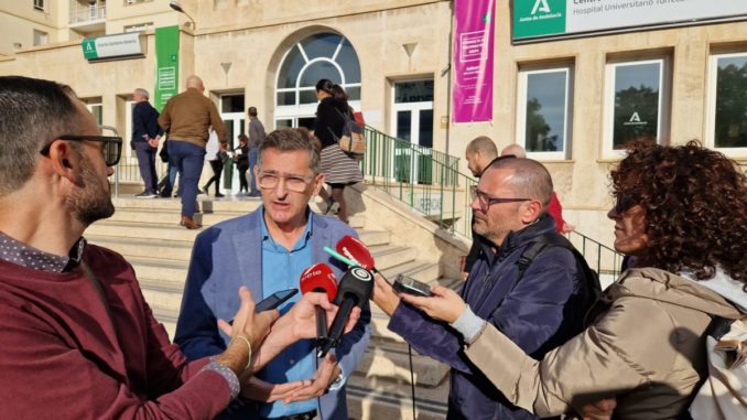 231128 Foto PSOE José Luis Sánchez Teruel atiende a los medios de comunicación en la puerta del hospital de la Bola Azul