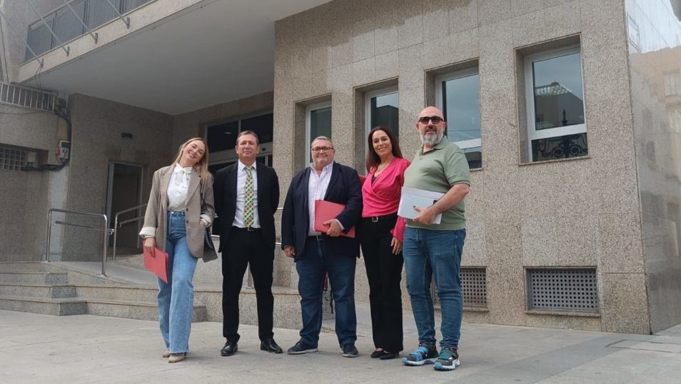 ROQUETAS. El PSOE denuncia la “ceguera” del PP que niega que exista un problema de inseguridad y mantenimiento en la Plaza de Toros