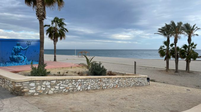 Pasarelas y casetas de la playa (1)