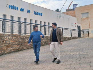 Rafa Montes y Mateo Hernández junto al centro de día de Fiñana