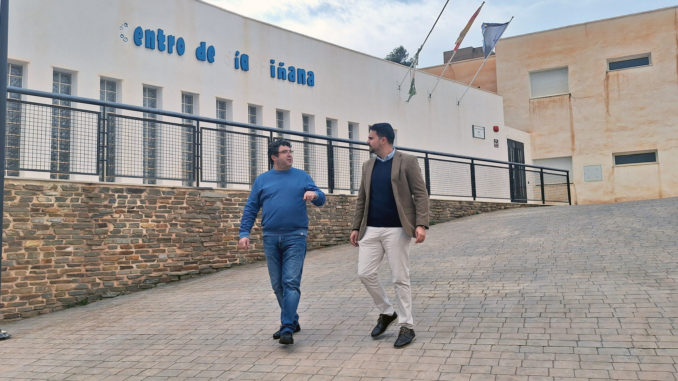 Rafa Montes y Mateo Hernández junto al centro de día de Fiñana