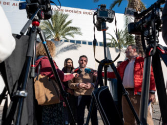 Rueda de prensa ofrecida por el portavoz del PSOE en la Diputación de Almería, Juan Manuel Ruiz, junto al pabellón Moisés Ruuiz de Almería