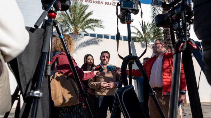 Rueda de prensa ofrecida por el portavoz del PSOE en la Diputación de Almería, Juan Manuel Ruiz, junto al pabellón Moisés Ruuiz de Almería