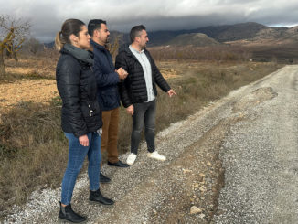 Visita del parlamentario andaluz del PSOE de Almería, Mateo Javier Hernández (centro), a un camino rural de Chirivel