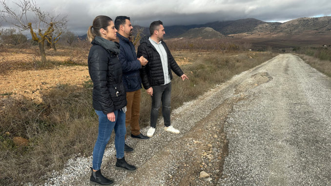 Visita del parlamentario andaluz del PSOE de Almería, Mateo Javier Hernández (centro), a un camino rural de Chirivel