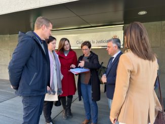 La portavoz del PSOE en el Ayuntamiento de Almería, Adriana Valverde, junto a otros concejales socialistas en la Ciudad de la Justicia de Almería