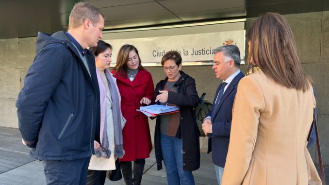 La portavoz del PSOE en el Ayuntamiento de Almería, Adriana Valverde, junto a otros concejales socialistas en la Ciudad de la Justicia de Almería