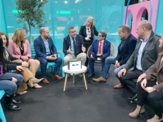 Juan Antonio Lorenzo con alcaldes y concejales socialistas, en FITUR