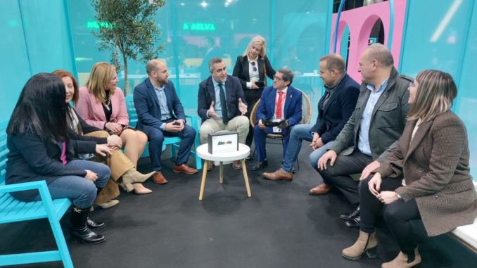 Juan Antonio Lorenzo con alcaldes y concejales socialistas, en FITUR