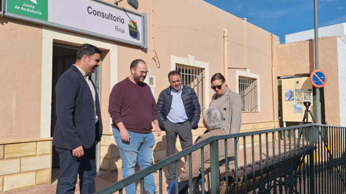 Mateo Hernández y compañeros y compañeras socialistas, en el consultorio de Rioja