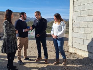 Noemí Cruz, Juan Manuel Ruiz, Domingo Ramos y Vanesa Muñoz, en la obra paralizada del Pocico, en Lubrín