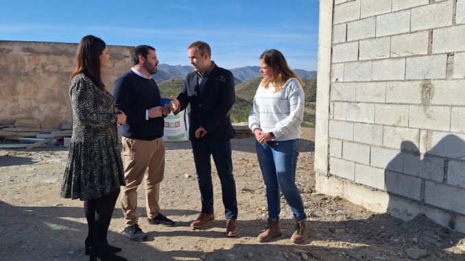 Noemí Cruz, Juan Manuel Ruiz, Domingo Ramos y Vanesa Muñoz, en la obra paralizada del Pocico, en Lubrín