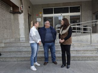 El portavoz del PSOE en el Ayuntamiento de Roquetas de Mar, Manolo García, junto a las concejalas Cristina Tejedor y Maricarmen Cuadra